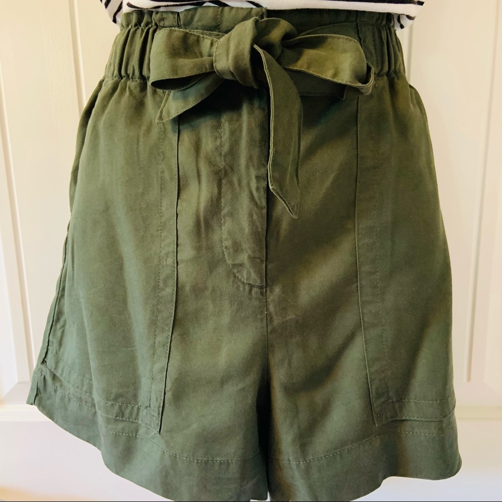 loft outlet paperbag shorts size: 6